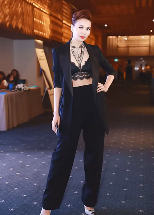 Là siêu mẫu, Thanh Hằng khoe triệt để đôi chân dài. Ảnh: Zing