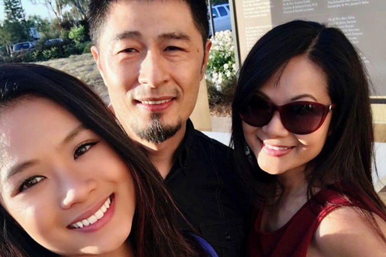 “Tôi có một người vợ hiểu và thông cảm cho công việc của mình, có một cô con gái ngoan, học giỏi và rất thông minh", nam đạo diễn hãnh diện khoe tổ ấm của mình. Ảnh: Zing