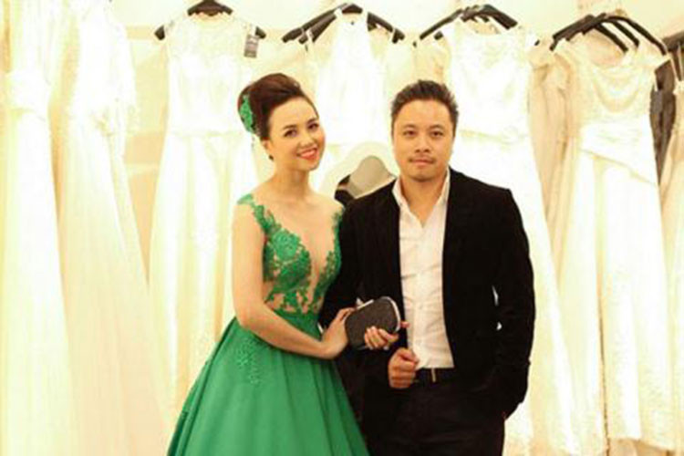 Tháng 11/2014, Victor Vũ đưa Đinh Ngọc Diệp đi thử trang phục cho một liên hoan phim dấy tin đồn cả hai là một cặp. Ảnh: Đất Việt