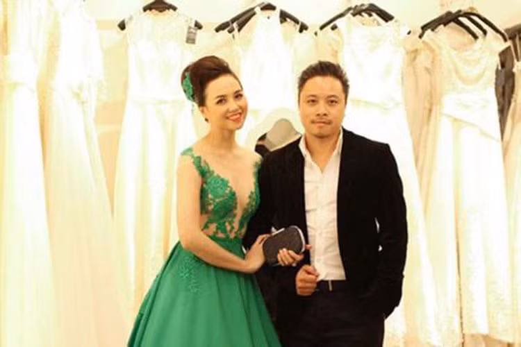 Tháng 11/2014, Victor Vũ đưa Đinh Ngọc Diệp đi thử trang phục cho một liên hoan phim dấy tin đồn cả hai là một cặp. Ảnh: Đất Việt