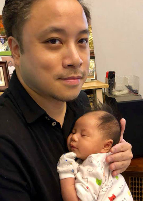 Tháng 11/2018, Victor Vũ hạnh phúc lên chức cha. Ảnh: FBNV