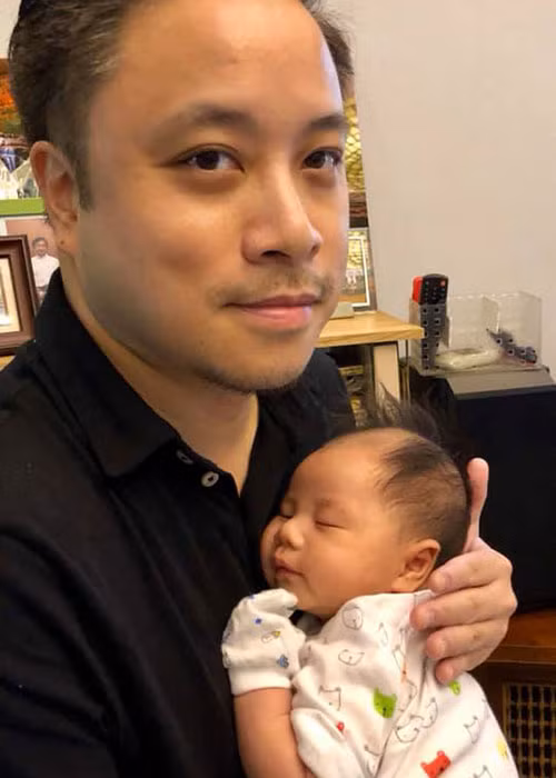 Tháng 11/2018, Victor Vũ hạnh phúc lên chức cha. Ảnh: FBNV