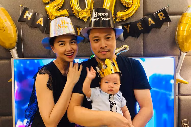 Có hậu phương vững chắc, Victor Vũ ngày càng thăng hoa trong sự nghiệp làm đạo diễn. Ảnh: FBNV