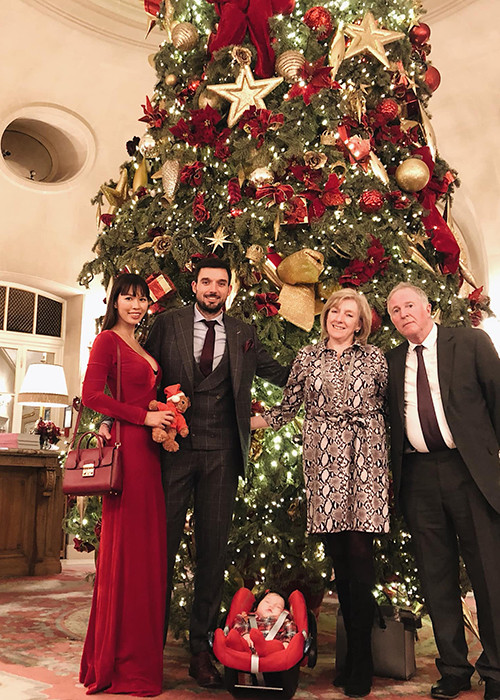 Luôn yêu thương các con nên bố mẹ chồng của Hà Anh giành phần nấu nướng khi vợ chồng nữ người mẫu về London thăm gia đình.