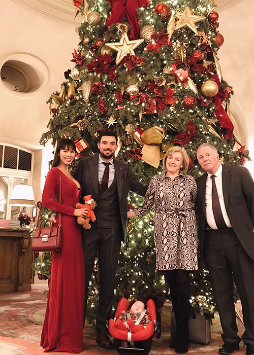 Luôn yêu thương các con nên bố mẹ chồng của Hà Anh giành phần nấu nướng khi vợ chồng nữ người mẫu về London thăm gia đình.