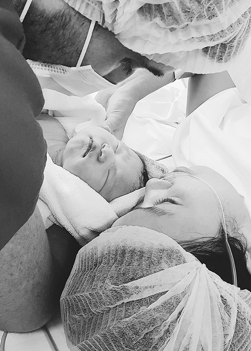 Tháng 6/2018, Hà Anh hạ sinh con gái đầu lòng. Trong suốt quá trình nữ người mẫu vượt cạn, ông xã luôn ở bên.