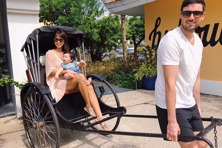 Hà Anh từng chia sẻ, chính ông xã luôn động viên vợ đi chơi, giữ liên lạc với bạn bè còn anh sẽ chăm sóc con.