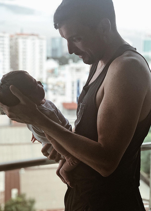 Chồng ngoại quốc của Hà Anh sẵn sàng giúp vợ chăm sóc cô con gái nhỏ.