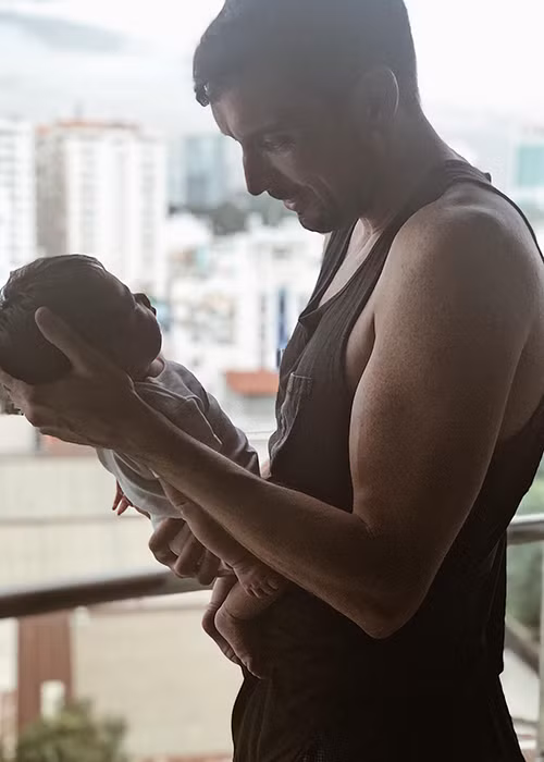 Chồng ngoại quốc của Hà Anh sẵn sàng giúp vợ chăm sóc cô con gái nhỏ.