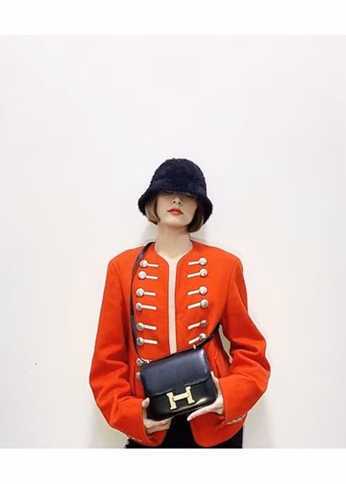 Ở một bức ảnh khác, Hạ Vi dùng túi xách che vòng 2 khiến dân tình đồn đoán tin bầu bí.