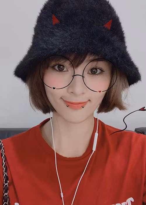 Năm 2017, Hạ Vi công khai chia tay Cường Đô la sau 2 năm tan hợp vô ố lần.