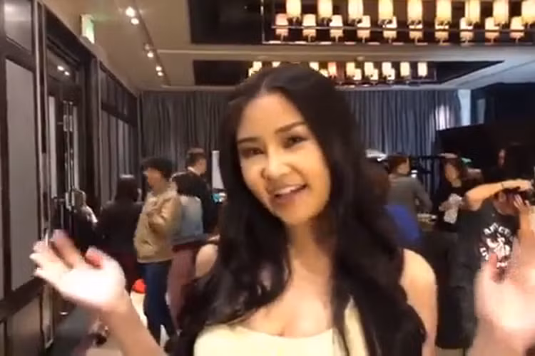 Video Ngân Anh trả lời phỏng vấn báo chí nước ngoài tại Hoa hậu liên lục địa 2018 cũng gây xôn xao khi cô nói năng quá điệu đà gây mệt mỏi. Tuy nhiên, điểm vớt vát là khả năng tiếng Anh của Ngân Anh không đến mức tệ như nhiều người đẹp Việt khác. Ảnh: Yeah1