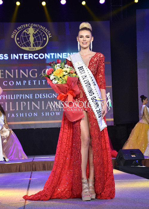 Ngoài đại diện Philippines, Angelopedia còn hết lời khen ngợi thí sinh đến từ Đức - Olivia Moller. Trong đêm thi ngày 17/1, cô giành 1 giải phụ. Angelopedia miêu tả đại diện Đức sở hữu vóc dáng gợi cảm, mang đến hình ảnh thanh lịch, tự tin. Ảnh: Missosology