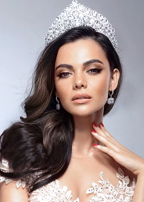 Đại diện Philippines Karen Gallman cũng gây ấn tượng với khán giả bởi sự chuyên nghiệp. Theo chuyên trang sắc đẹp Angelopedia, Karen sẽ là đối thủ đáng gờm của nhiều thí sinh. Ảnh: FBNV