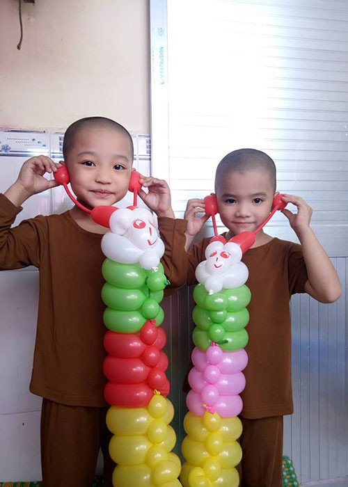 Cuộc sống của 5 chú tiểu dù thiếu thốn vật chất nhưng vẫn luôn tràn ngập tiếng cười và sự bình yên . Ảnh: Fanpage