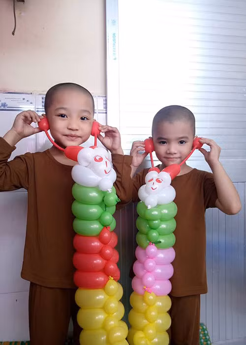 Cuộc sống của 5 chú tiểu dù thiếu thốn vật chất nhưng vẫn luôn tràn ngập tiếng cười và sự bình yên . Ảnh: Fanpage