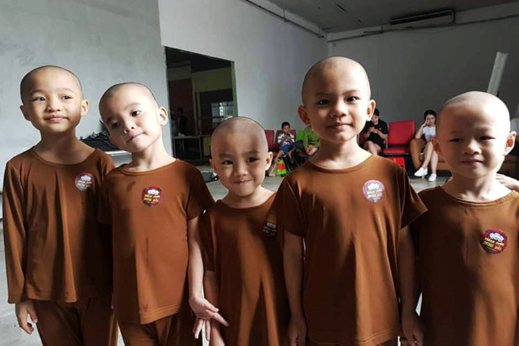 Dù còn nhỏ, các chú tiểu nhóm Bồng Lai đã có quan niệm sống đầy tích cực là sống phải có ích cho xã hội. Ảnh: Fanpage