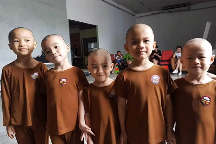 Dù còn nhỏ, các chú tiểu nhóm Bồng Lai đã có quan niệm sống đầy tích cực là sống phải có ích cho xã hội. Ảnh: Fanpage