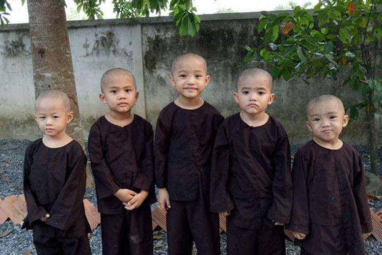 Hình ảnh đời thường đáng yêu của Pháp Tâm, Trí Tâm, Nghi Tâm, Ngọc Tâm và Minh Tâm. Ảnh: Fanpage