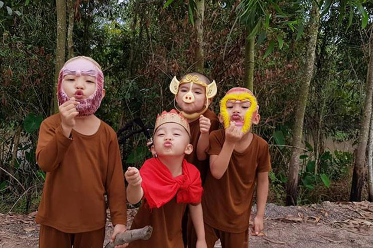 Khoảnh khắc nhí nhảnh của 5 chú tiểu khi tập luyện cho tiết mục tại "Thách thức danh hài". Ảnh: Fanpage Xem video "Trấn Thành: Nạn nhân của gameshow?". Nguồn Youtube/vtc