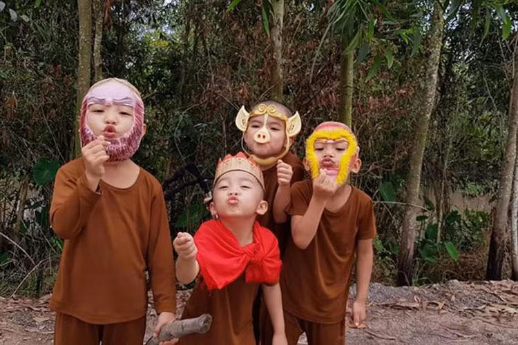 Khoảnh khắc nhí nhảnh của 5 chú tiểu khi tập luyện cho tiết mục tại "Thách thức danh hài". Ảnh: Fanpage Xem video "Trấn Thành: Nạn nhân của gameshow?". Nguồn Youtube/vtc