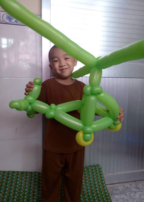 Các sư thầy luôn tạo điều kiện để các chú tiểu có đời sống tinh thần tốt nhất. Ảnh: Fanpage