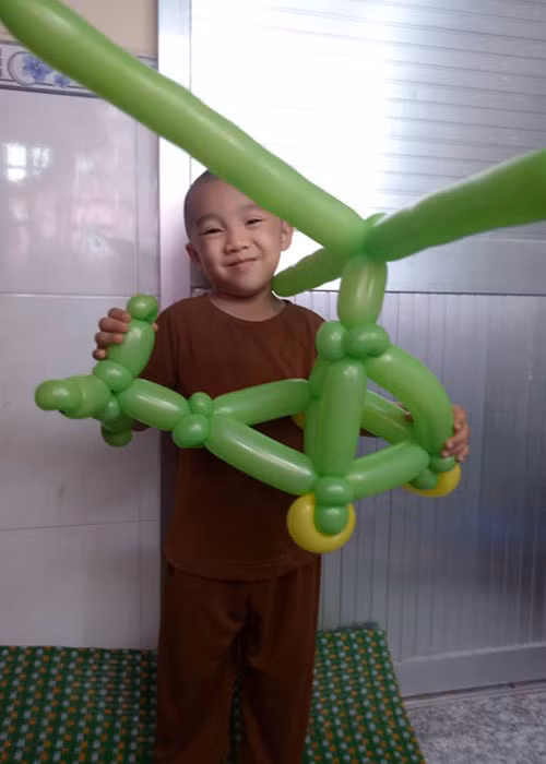 Các sư thầy luôn tạo điều kiện để các chú tiểu có đời sống tinh thần tốt nhất. Ảnh: Fanpage