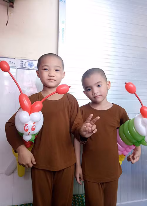 Tại mái ấm Tịnh thất Bồng Lai, 5 đứa trẻ học điều hay lẽ phải cũng như học hát múa, diễn kịch từ các sư thầy. Ảnh: Fanpage