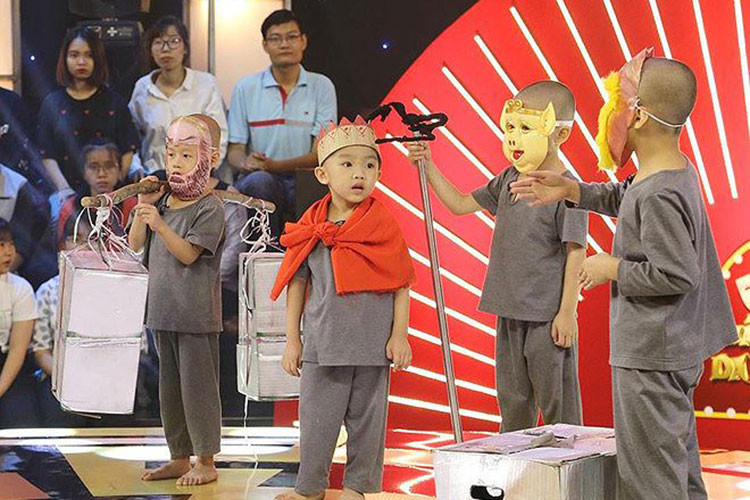 2 giám khảo Trấn Thành - Trường Giang cũng như nhiều khán giả cười nghiêng ngả trước sự ngô nghê của các chú tiểu. Ảnh: Tiền Phong