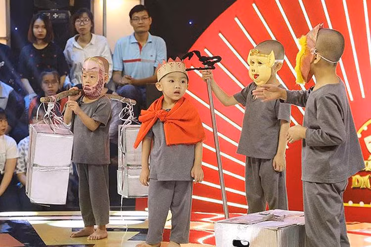 2 giám khảo Trấn Thành - Trường Giang cũng như nhiều khán giả cười nghiêng ngả trước sự ngô nghê của các chú tiểu. Ảnh: Tiền Phong