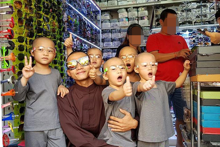 Ngoài đời, 5 chú tiểu nhóm Bồng Lai vẫn giữ được vẻ lém lỉnh, ngây thơ của mình. Ảnh: Fanpage