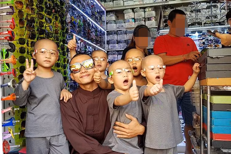 Ngoài đời, 5 chú tiểu nhóm Bồng Lai vẫn giữ được vẻ lém lỉnh, ngây thơ của mình. Ảnh: Fanpage