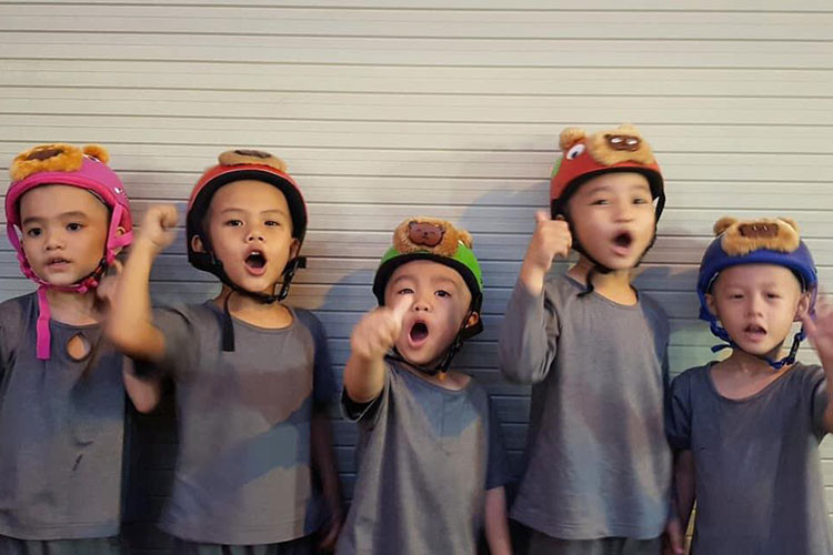 5 chú tiểu có các pháp danh là Pháp Tâm, Trí Tâm, Nghi Tâm, Ngọc Tâm và Minh Tâm, tuổi đời 4-5 và đều là trẻ mồ côi. Ảnh: Fanpage