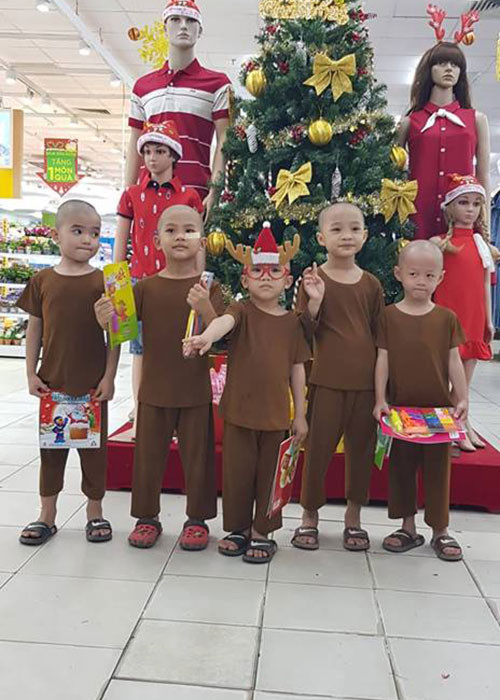 Hình ảnh 5 chú tiểu gây sốt "Thách thức danh hài" được sư thầy đưa đi đón Giáng sinh. Ảnh: Fanpage