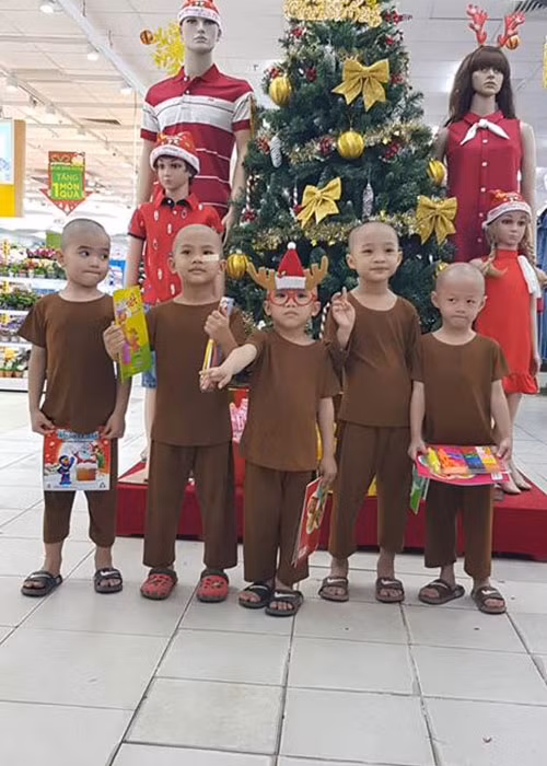 Hình ảnh 5 chú tiểu gây sốt "Thách thức danh hài" được sư thầy đưa đi đón Giáng sinh. Ảnh: Fanpage