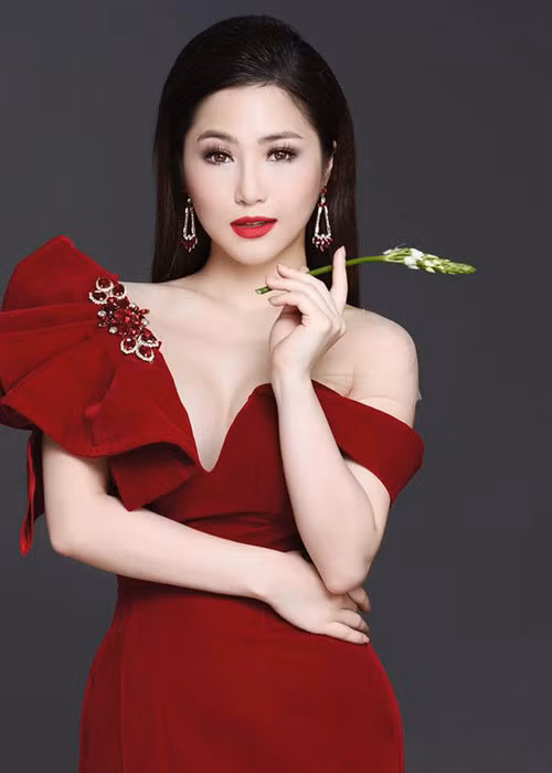 Hương Tràm yêu Bùi Anh Tuấn khi hai người dự thi The Voice 2012 nhưng nhanh chóng chia tay.