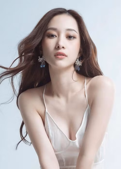 Hot girl sinh năm 1995 từng bị đồn hẹn hò Jun Phạm nhưng cô nhanh chóng phủ nhận. Vốn kín tiếng nên Jun Vũ đến nay cũng chưa từng công khai bất kì người bạn trai nào.