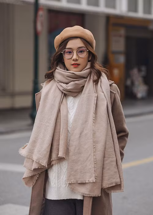 Mỹ nhân Việt tuổi Ất Hợi này còn từng bị nghi hẹn hò tay vợt Lý Hoàng Nam, vận động viên cầu lông Phạm Hoàng Nam, ca sĩ Huy Nam, diễn viên Hoàng Kỳ Nam.