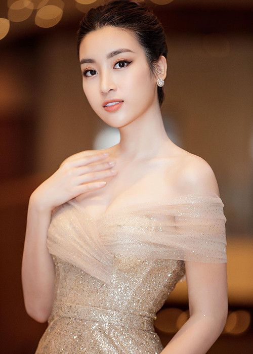 Nàng hoa hậu sinh năm 1996 còn chiếm được cảm tình của đông đảo khán giả nhờ nhan sắc ngày càng lên hương.