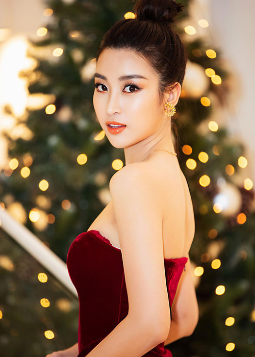 Người đẹp gốc Hà thành mạnh dạn khoe dáng quyến rũ trong những bộ đầm cúp ngực hay xẻ tà cao.