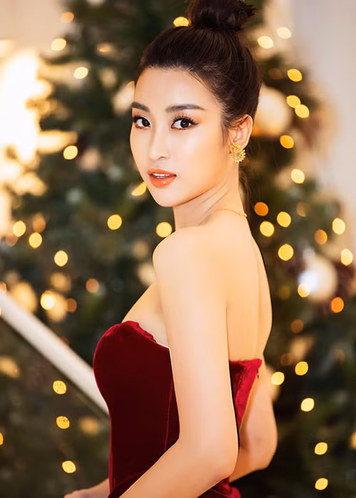 Người đẹp gốc Hà thành mạnh dạn khoe dáng quyến rũ trong những bộ đầm cúp ngực hay xẻ tà cao.