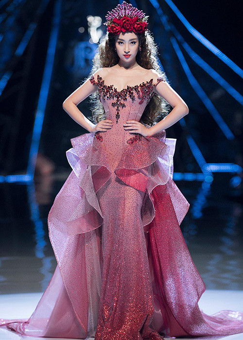 Người đẹp sinh năm 1996 còn lấn sân trình diễn thời trang.