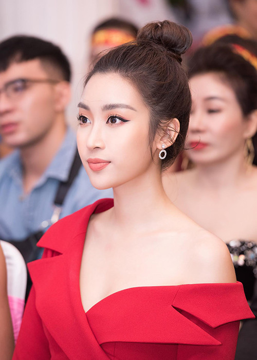 Trong khi Á hậu 1 cuộc thi Hoa hậu Việt Nam 2016 Thanh Tú đã lên xe hoa, Mỹ Linh đến nay chưa công khai hẹn hò bất kì ai.