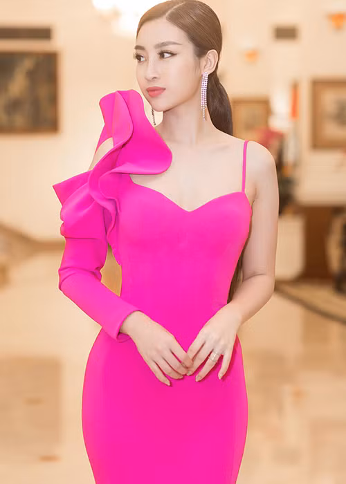 Sự chuyển hướng sang phong cách gợi cảm của nàng hoa hậu 9x được fan khen ngợi.