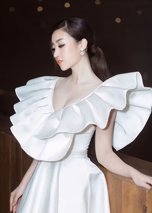 Vòng một căng đầy gợi cảm và làn da trắng mịn màng là những lợi thế ngoại hình của Đỗ Mỹ Linh.