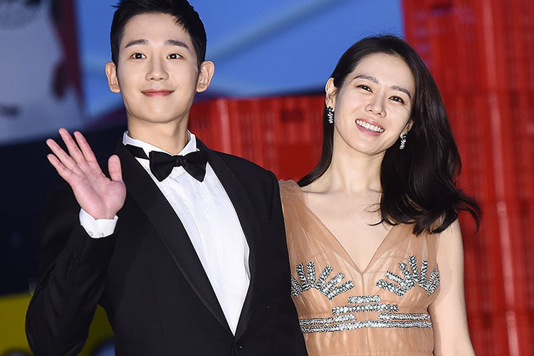 Khác với Hyun Bin, Son Ye Jin đến nay chưa từng công khai bất kì mối tình nào. Cô chỉ vướng tin đồn với các bạn diễn, trong đó có Jung Hae In. Ảnh: Allkpop