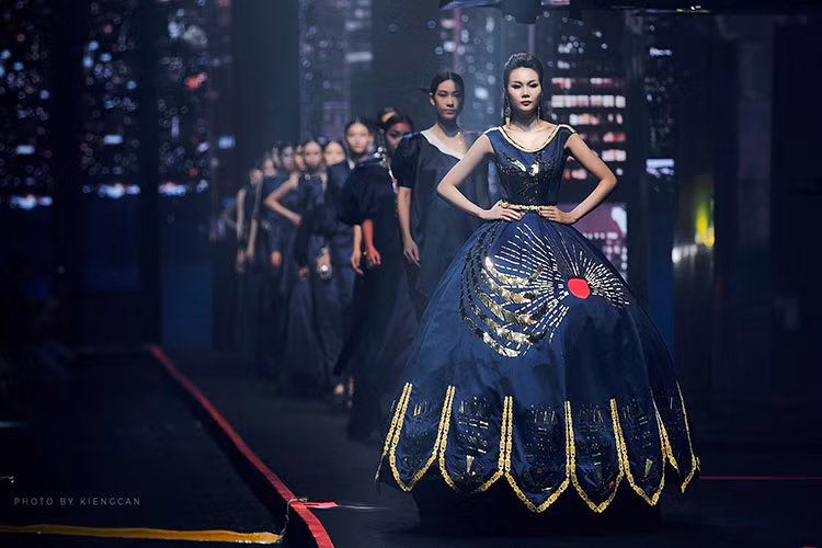 Trong lần hiếm hoi chia sẻ với báo chí về người yêu, Thanh Hằng tiết lộ bạn trai là người rất tâm lý, thường xuyên đưa đồ ăn đến cho cô khi đi quay hình.