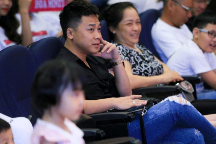 Bận rộn với công việc, doanh nhân Minh Hải vẫn thường đến ủng hộ Hòa Minzy đi hát, họp fan. Ảnh: Dân Việt