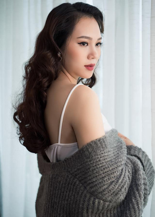 Ngọc Thạch đẹp mặn mà khi mang bầu lần 2. Theo chia sẻ của người đẹp, em bé trong bụng là con trai và tên Owin.