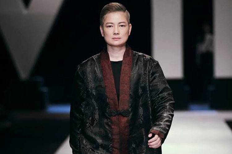 Dù không phải món nợ lớn nhưng Thúy Vinh cũng muối mặt khi bị một người phụ nữ tên Ngọc tố quỵt tiền. Theo người phụ nữ này, Thúy Vinh nhờ mua giày và đồng hồ với số tiền 5,6 triệu đồng nhưng 6 tháng nay chưa trả. Trước lời tố, Thúy Vinh giữ im lặng.